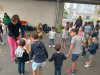 faire circuler un cerceau sans se lâcher les mains.